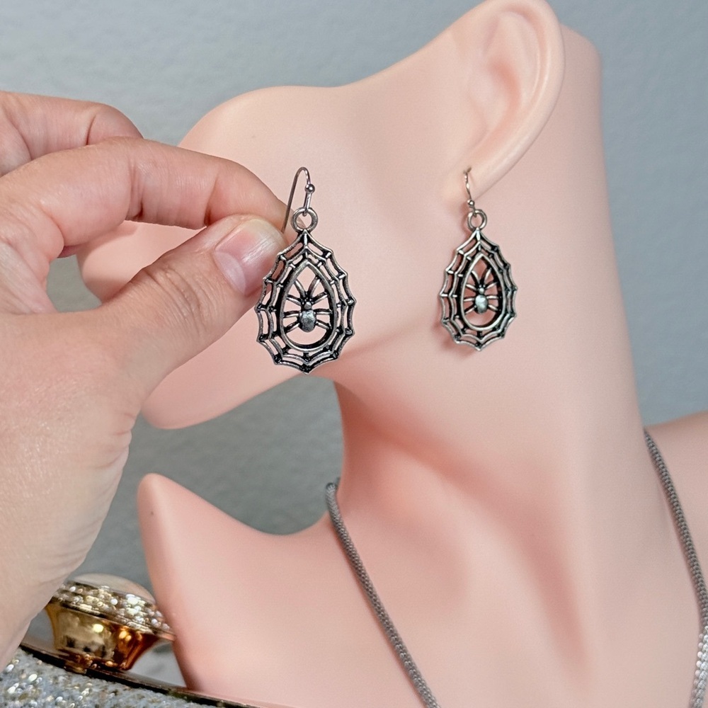 ⚜️🕷️Silver Spider Web Earrings 🕸️❤️‍🔥 - Picture 5 of 7